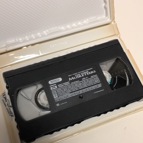 VTG VHS Disney The Three Musketeers - Picture 3 of 3